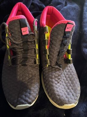 Nike Men’s Roshe run Sneakers boot  in grey  with Pink and Yellow Accents